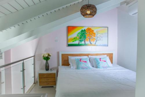 ein Schlafzimmer mit einem Bett und einem Wandgemälde in der Unterkunft Casana Hotel in Cúcuta