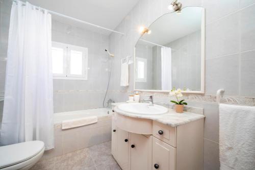 Villa in Playa D´en Bossa sleeps 9 photo 3