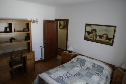 1 dormitorio con cama, escritorio y espejo en 600 Local Accommodation, en Amorosa