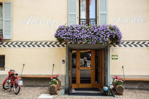 um edifício com uma caixa de flores sobre uma porta em Meublé Albergo Dante em Bormio