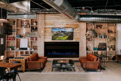 sala de estar con sofás y chimenea en SCP Colorado Springs Hotel, en Colorado Springs