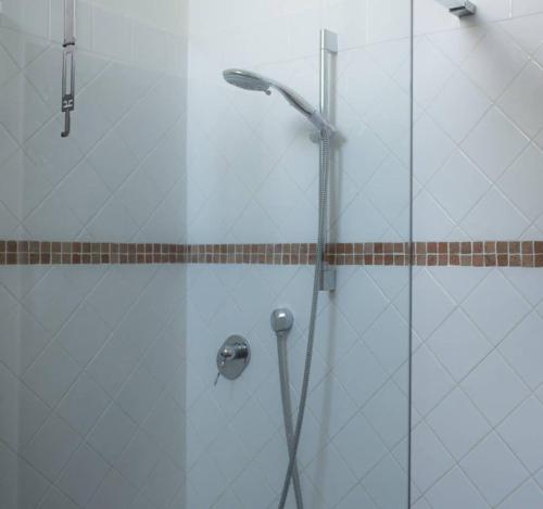 een douche met een glazen deur in de badkamer bij Il Melarancio Country House in Scandicci