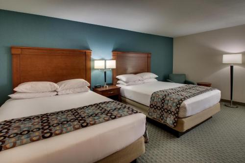 Sonesta Essential Houston Hobby Airport tesisinde bir odada yatak veya yataklar
