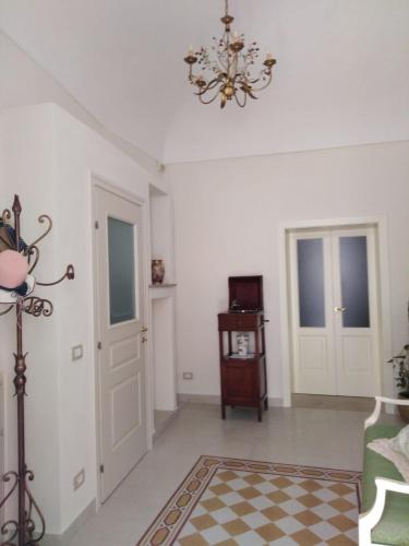 a living room with a chandelier on the ceiling at Casa Mireio in Modica