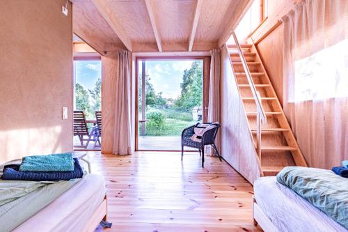 - une chambre avec 2 lits et un escalier dans une maison dans l'établissement Studio Zempow, ökologisches Ferienhaus, à Zempow