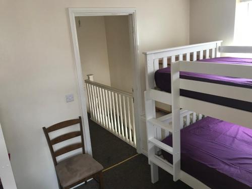 Uma ou mais camas em beliche em um quarto em WHOLE HOUSE 3bedroom New Build 29 Nottingham