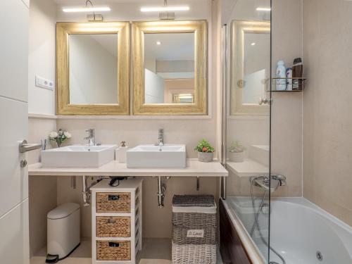 y baño con 2 lavabos y ducha. en Amazing Two Bedroom Apartment in Los Flamingos, Marbella, en Estepona