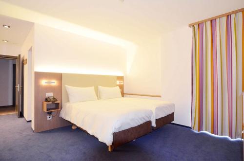 Ein Bett oder Betten in einem Zimmer der Unterkunft Hotel Du Nord