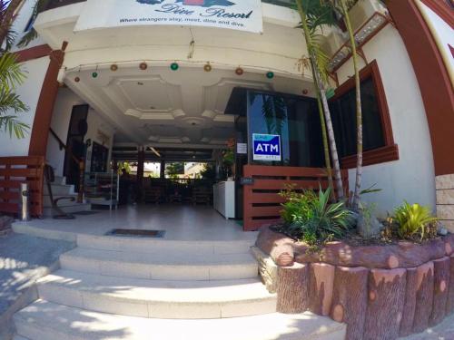 - une entrée avec un escalier et une télévision dans l'établissement Eve's Kiosk Dive Resort, à Moalboal