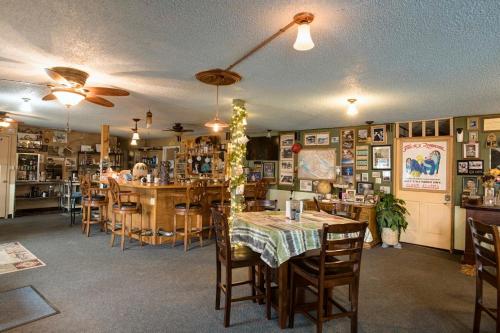 - une salle à manger avec une table et des chaises dans l'établissement FireWeed RoadHouse, à Nenana