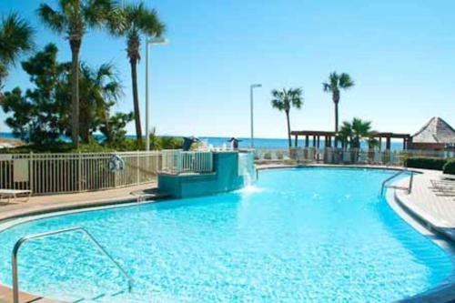 Πισίνα στο ή κοντά στο Pelican Beach Resort Rentals