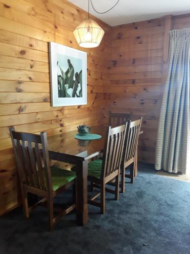 BarrytownにあるPaparoa Beach Hideaway with Hot Tubのギャラリーの写真