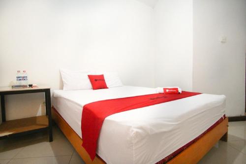 سرير أو أسرّة في غرفة في RedDoorz near Mal Abepura
