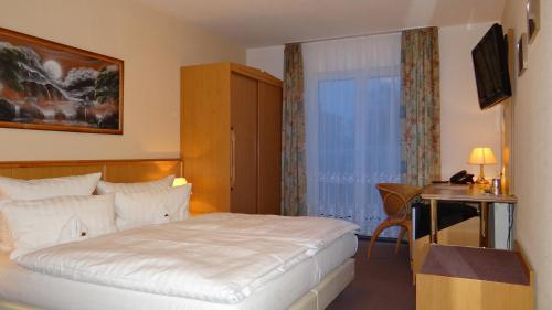 um quarto de hotel com uma cama e uma janela em Hotel "Zur Post" em Spremberg