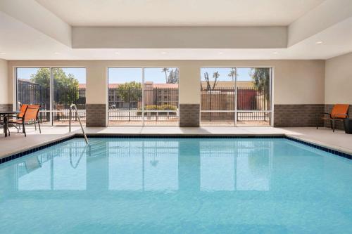 Бассейн в La Quinta Inn & Suites by Wyndham San Bernardino или поблизости