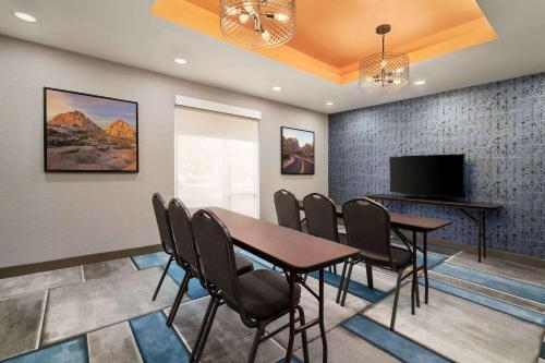Телевизор и/или развлекательный центр в La Quinta Inn & Suites by Wyndham San Bernardino