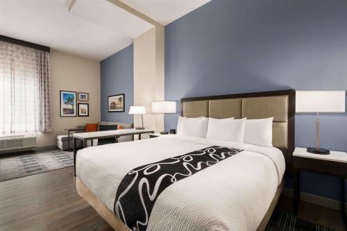 En eller flere senge i et værelse på La Quinta Inn & Suites by Wyndham San Bernardino