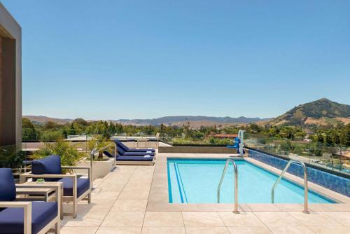 ein Pool auf dem Dach eines Hotels in der Unterkunft La Quinta by Wyndham San Luis Obispo in San Luis Obispo