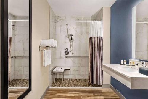 Kylpyhuone majoituspaikassa La Quinta Inn & Suites by Wyndham San Bernardino