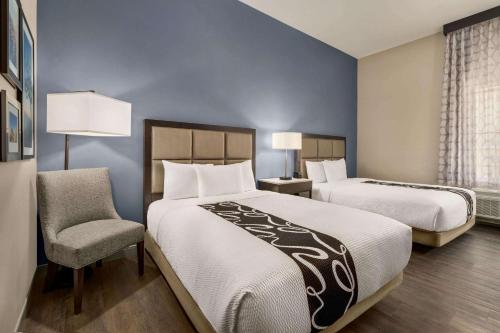 Кровать или кровати в номере La Quinta Inn & Suites by Wyndham San Bernardino