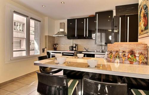 Η κουζίνα ή μικρή κουζίνα στο Lyon Superbe Appartement Parc Tête d'Or 95 M2 Clim Parking