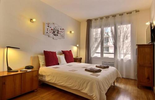 a bedroom with a large bed and a window at Lyon Superbe Appartement Parc Tête d'Or 95 M2 Clim Parking in Lyon