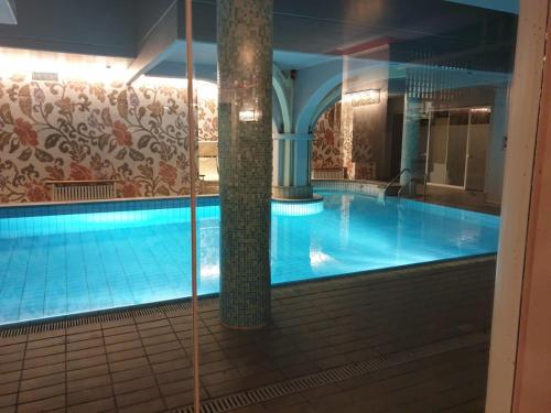 A piscina localizada em Hotel Ferrari ou nos arredores