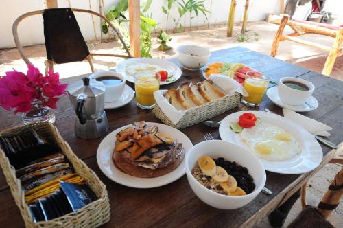 einen Holztisch mit Frühstücksteller in der Unterkunft Ocean View Junior Suite Tatu ZanzibarHouses in Kiwengwa
