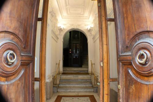 een ingang naar een hal met een houten deur bij Martina a Piazza del Popolo in Rome