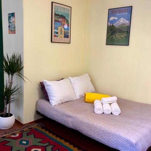 Un dormitorio con dos camas con toallas encima. en HB apartments Pushkin, en Tiflis