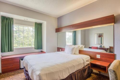 Ένα ή περισσότερα κρεβάτια σε δωμάτιο στο Trident Inn & Suites, Baton Rouge