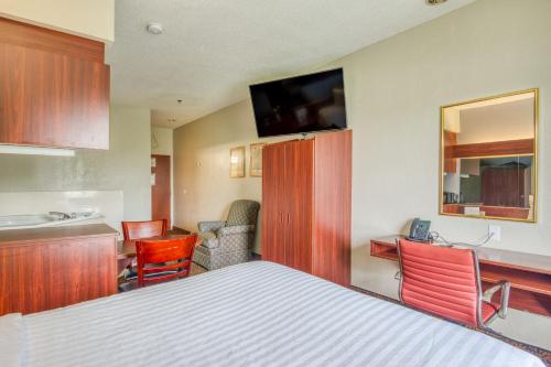 Μια τηλεόραση ή/και κέντρο ψυχαγωγίας στο Trident Inn & Suites, Baton Rouge