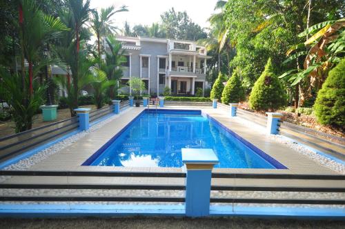 een zwembad voor een huis bij Grace Homestay in Trivandrum