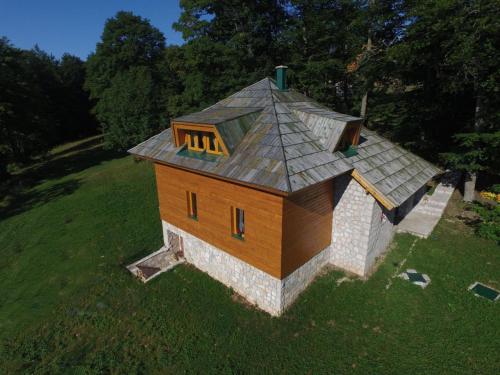 Budova, kde se vila nachází