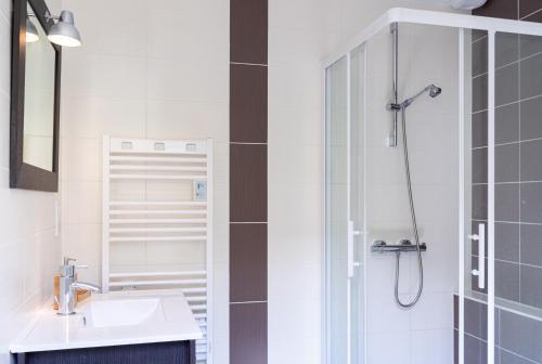 a bathroom with a sink and a shower at Studio calme, lumineux, terrasse, WIFI, 1.5 Km du front de mer in Saint-Nazaire