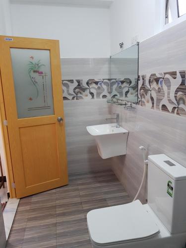 a bathroom with a toilet and a sink at Kelum Homestay in Kandy