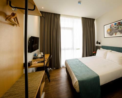 Un pat sau paturi într-o cameră la H Boutique Hotel, Kota Damansara