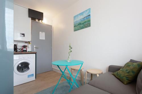 un salon avec un canapé et une table dans l'établissement Paris Access with Creteil Apartment, à Créteil