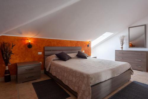 Un dormitorio con una cama grande y un espejo. en Villa Chloe, en Santa Luria