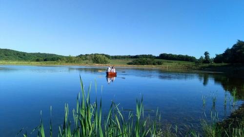 a group of people in a boat on a lake at Clos du Gaja près de Jazz in Marciac in Troncens