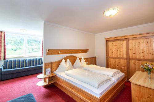 Un pat sau paturi într-o cameră la Hotel & Appartement Auerhahn