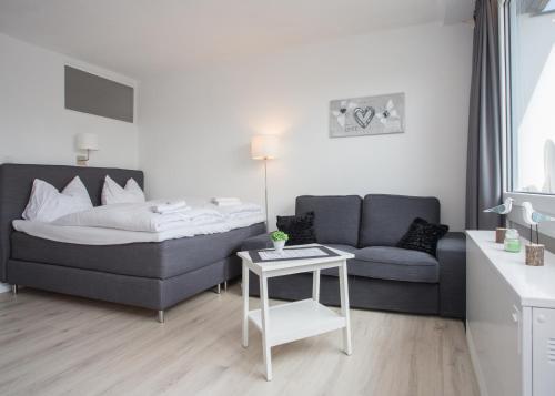 een woonkamer met een bank, een bed en een tafel bij Appartement Brink Am Waltenberg 70 in Winterberg