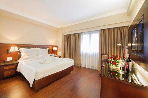Giường trong phòng chung tại Nhat Ha 2 Hotel