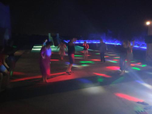 Un gruppo di persone che giocano in strada di notte di Les Jardins d Amizmiz a Marrakech