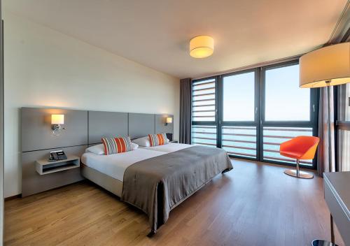 Ein Bett oder Betten in einem Zimmer der Unterkunft Lake Geneva Hotel