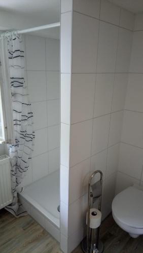 ein weißes Bad mit einer Badewanne und einem WC in der Unterkunft Erholung im Grünen in Hemmingen