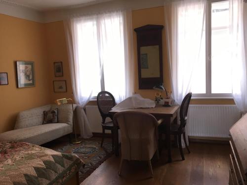 呂訥堡的住宿－Gast in Hedwigs Haus auf dem Meere，客厅配有桌子、沙发和窗户。