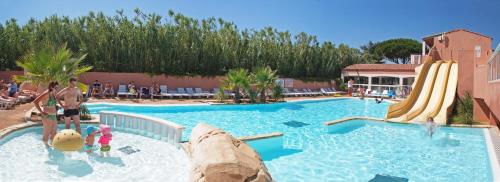 - une grande piscine avec toboggan dans un complexe dans l'établissement Camping Clau Mar Jo, à Bormes-les-Mimosas
