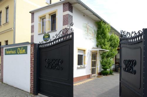 Due cancelli neri davanti a un edificio bianco. di Ferienhaus ODIN a Großräschen