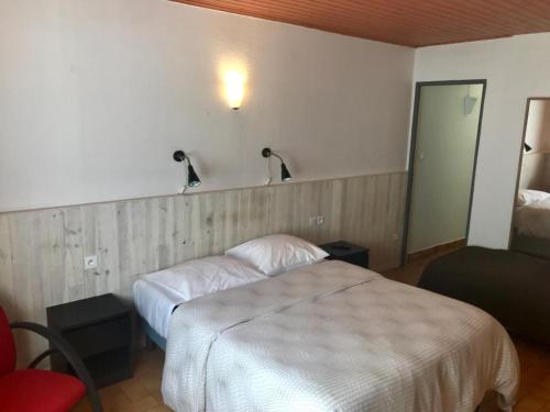 ein Hotelzimmer mit einem Bett und zwei Leuchten an der Wand in der Unterkunft AUBERGE SAINT MICHEL in Saint-Martin-dʼUriage